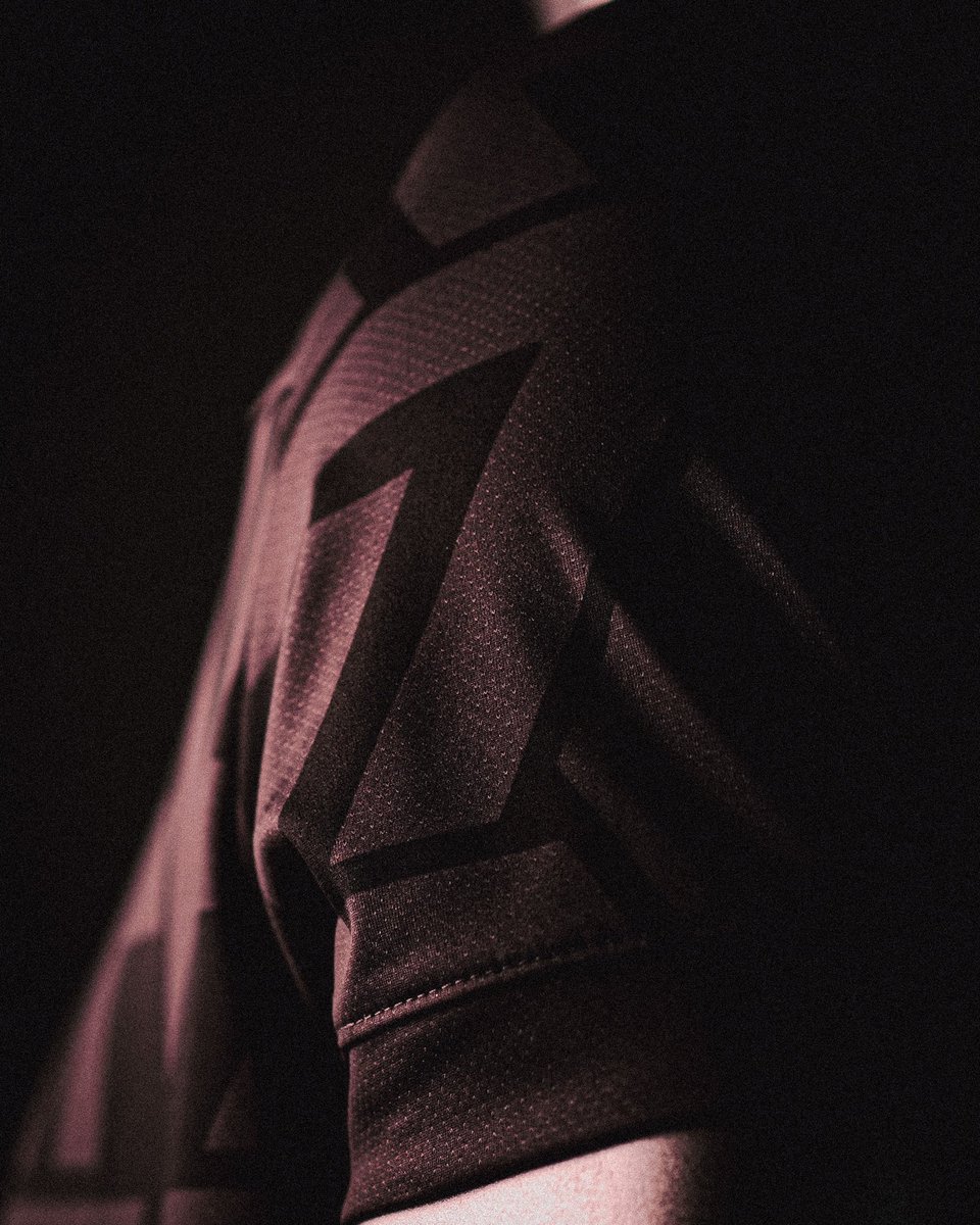AmericadeCali's tweet photo. 👌 El negro también late y transmite poder en cada detalle. 🖤 https://t.co/8e7CvTBqeK