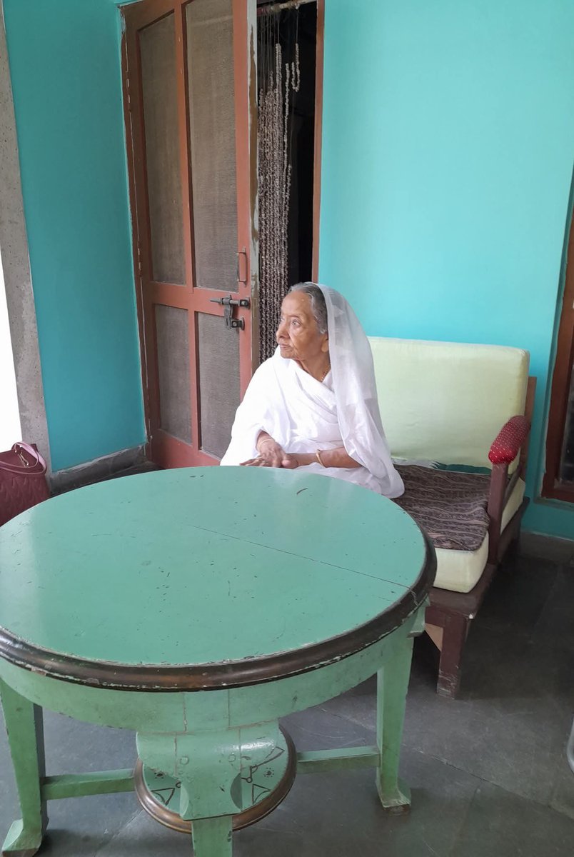 Bihar_se_hai's tweet photo. 𝗘𝗻𝗱 𝗼𝗳 𝗮𝗻 𝗲𝗿𝗮:  𝗗𝗮𝗿𝗯𝗵𝗮𝗻𝗴𝗮’𝘀 𝐥𝐚𝐬𝐭 𝐌𝐚𝐡𝐚𝐫𝐚𝐧𝐢 𝐒𝐚𝐡𝐢𝐛𝐚 𝐩𝐚𝐬𝐬𝐞𝐬𝐬 𝐚𝐰𝐚𝐲

▶️𝗗𝗮𝗿𝗯𝗵𝗮𝗻𝗴𝗮 𝗺𝗼𝘂𝗿𝗻𝘀.

⏩𝗛𝗶𝘀𝘁𝗼𝗿𝘆 𝘁𝘂𝗿𝗻𝘀 𝗮 𝗽𝗮𝗴𝗲.

𝗗𝗮𝗿𝗯𝗵𝗮𝗻𝗴𝗮 𝗠𝗮𝗵𝗮𝗿𝗮𝗻𝗶 𝗞𝗮𝗺s𝘂𝗻𝗱𝗮𝗿𝗶 𝗗𝗲𝘃𝗶, 𝗮𝗹𝘀𝗼 𝗸𝗻𝗼𝘄𝗻 𝗮𝘀 𝗠𝗮𝗵𝗮𝗿𝗮𝗻𝗶 𝗞𝗮𝗹𝘆𝗮𝗻𝗶 𝗗𝗲𝘃𝗶, 𝗽𝗮𝘀𝘀𝗲𝗱 𝗮𝘄𝗮𝘆 𝗶𝗻 𝘁𝗵𝗲 𝘄𝗲𝗲 𝗵𝗼𝘂𝗿𝘀 𝗼𝗳 𝗠𝗼𝗻𝗱𝗮𝘆, 𝗺𝗮𝗿𝗸𝗶𝗻𝗴 𝘁𝗵𝗲 𝗲𝗻𝗱 𝗼𝗳 𝘁𝗵𝗲 𝗹𝗮𝘀𝘁 𝗹𝗶𝘃𝗶𝗻𝗴 𝗰𝗵𝗮𝗽𝘁𝗲𝗿 𝗼𝗳 𝘁𝗵𝗲 𝗶𝗹𝗹𝘂𝘀𝘁𝗿𝗶𝗼𝘂𝘀 𝗗𝗮𝗿𝗯𝗵𝗮𝗻𝗴𝗮 𝗥𝗮𝗷. Born in 1932, s𝗵𝗲 𝘄𝗮𝘀 𝘁𝗵𝗲 𝘄𝗶𝗱𝗼𝘄 𝗼𝗳  𝗠𝗮𝗵𝗮𝗿𝗮𝗷𝗮 𝗞𝗮𝗺𝗲𝘀𝗵𝘄𝗮𝗿 𝗦𝗶𝗻𝗴𝗵, 𝘁𝗵𝗲 𝗹𝗮𝘀𝘁 𝗠𝗮𝗵𝗮𝗿𝗮𝗷𝗮𝗱𝗵𝗶𝗿𝗮𝗷𝗮 𝗼𝗳 𝗗𝗮𝗿𝗯𝗵𝗮𝗻𝗴𝗮 Raj, 𝘄𝗵𝗼 𝗽𝗮𝘀𝘀𝗲𝗱 𝗮𝘄𝗮𝘆 𝗶𝗻 𝟭𝟵𝟲𝟮. 𝗪𝗶𝘁𝗵 𝗻𝗼 𝗵𝗲𝗶𝗿𝘀 𝗳𝗿𝗼𝗺 𝗮𝗻𝘆 𝗼𝗳 𝘁𝗵𝗲 𝗠𝗮𝗵𝗮𝗿𝗮𝗷𝗮’𝘀 𝘁𝗵𝗿𝗲𝗲 𝗺𝗮𝗿𝗿𝗶𝗮𝗴𝗲𝘀, 𝗠𝗮𝗵𝗮𝗿𝗮𝗻𝗶 𝗞𝗮𝗺s𝘂𝗻𝗱𝗮𝗿𝗶 𝗗𝗲𝘃𝗶 𝗿𝗲𝗺𝗮𝗶𝗻𝗲𝗱 𝘁𝗵𝗲 𝗹𝗮𝘀𝘁 𝘀𝘂𝗿𝘃𝗶𝘃𝗶𝗻𝗴 𝗾𝘂𝗲𝗲𝗻 𝗼𝗳 𝘁𝗵𝗲 𝗼𝗻𝗰𝗲-𝗽𝗼𝘄𝗲𝗿𝗳𝘂𝗹 𝗗𝗮𝗿𝗯𝗵𝗮𝗻𝗴𝗮 Raj, on of the richest zamindari 𝗲𝘀𝘁𝗮𝘁𝗲 of India