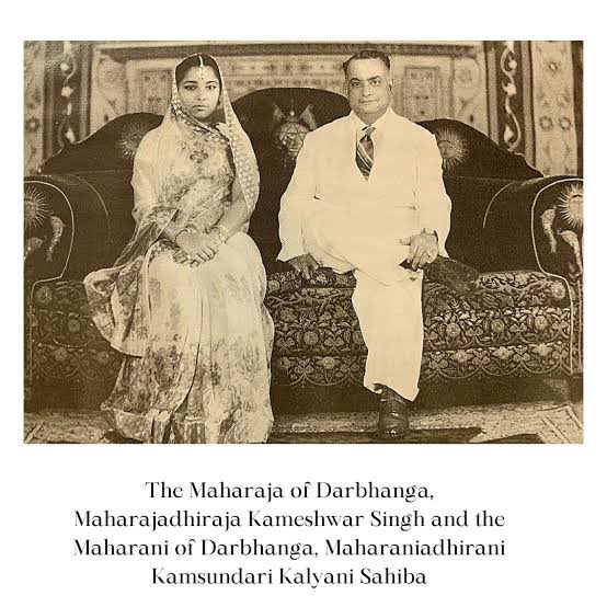 Bihar_se_hai's tweet photo. 𝗘𝗻𝗱 𝗼𝗳 𝗮𝗻 𝗲𝗿𝗮:  𝗗𝗮𝗿𝗯𝗵𝗮𝗻𝗴𝗮’𝘀 𝐥𝐚𝐬𝐭 𝐌𝐚𝐡𝐚𝐫𝐚𝐧𝐢 𝐒𝐚𝐡𝐢𝐛𝐚 𝐩𝐚𝐬𝐬𝐞𝐬𝐬 𝐚𝐰𝐚𝐲

▶️𝗗𝗮𝗿𝗯𝗵𝗮𝗻𝗴𝗮 𝗺𝗼𝘂𝗿𝗻𝘀.

⏩𝗛𝗶𝘀𝘁𝗼𝗿𝘆 𝘁𝘂𝗿𝗻𝘀 𝗮 𝗽𝗮𝗴𝗲.

𝗗𝗮𝗿𝗯𝗵𝗮𝗻𝗴𝗮 𝗠𝗮𝗵𝗮𝗿𝗮𝗻𝗶 𝗞𝗮𝗺s𝘂𝗻𝗱𝗮𝗿𝗶 𝗗𝗲𝘃𝗶, 𝗮𝗹𝘀𝗼 𝗸𝗻𝗼𝘄𝗻 𝗮𝘀 𝗠𝗮𝗵𝗮𝗿𝗮𝗻𝗶 𝗞𝗮𝗹𝘆𝗮𝗻𝗶 𝗗𝗲𝘃𝗶, 𝗽𝗮𝘀𝘀𝗲𝗱 𝗮𝘄𝗮𝘆 𝗶𝗻 𝘁𝗵𝗲 𝘄𝗲𝗲 𝗵𝗼𝘂𝗿𝘀 𝗼𝗳 𝗠𝗼𝗻𝗱𝗮𝘆, 𝗺𝗮𝗿𝗸𝗶𝗻𝗴 𝘁𝗵𝗲 𝗲𝗻𝗱 𝗼𝗳 𝘁𝗵𝗲 𝗹𝗮𝘀𝘁 𝗹𝗶𝘃𝗶𝗻𝗴 𝗰𝗵𝗮𝗽𝘁𝗲𝗿 𝗼𝗳 𝘁𝗵𝗲 𝗶𝗹𝗹𝘂𝘀𝘁𝗿𝗶𝗼𝘂𝘀 𝗗𝗮𝗿𝗯𝗵𝗮𝗻𝗴𝗮 𝗥𝗮𝗷. Born in 1932, s𝗵𝗲 𝘄𝗮𝘀 𝘁𝗵𝗲 𝘄𝗶𝗱𝗼𝘄 𝗼𝗳  𝗠𝗮𝗵𝗮𝗿𝗮𝗷𝗮 𝗞𝗮𝗺𝗲𝘀𝗵𝘄𝗮𝗿 𝗦𝗶𝗻𝗴𝗵, 𝘁𝗵𝗲 𝗹𝗮𝘀𝘁 𝗠𝗮𝗵𝗮𝗿𝗮𝗷𝗮𝗱𝗵𝗶𝗿𝗮𝗷𝗮 𝗼𝗳 𝗗𝗮𝗿𝗯𝗵𝗮𝗻𝗴𝗮 Raj, 𝘄𝗵𝗼 𝗽𝗮𝘀𝘀𝗲𝗱 𝗮𝘄𝗮𝘆 𝗶𝗻 𝟭𝟵𝟲𝟮. 𝗪𝗶𝘁𝗵 𝗻𝗼 𝗵𝗲𝗶𝗿𝘀 𝗳𝗿𝗼𝗺 𝗮𝗻𝘆 𝗼𝗳 𝘁𝗵𝗲 𝗠𝗮𝗵𝗮𝗿𝗮𝗷𝗮’𝘀 𝘁𝗵𝗿𝗲𝗲 𝗺𝗮𝗿𝗿𝗶𝗮𝗴𝗲𝘀, 𝗠𝗮𝗵𝗮𝗿𝗮𝗻𝗶 𝗞𝗮𝗺s𝘂𝗻𝗱𝗮𝗿𝗶 𝗗𝗲𝘃𝗶 𝗿𝗲𝗺𝗮𝗶𝗻𝗲𝗱 𝘁𝗵𝗲 𝗹𝗮𝘀𝘁 𝘀𝘂𝗿𝘃𝗶𝘃𝗶𝗻𝗴 𝗾𝘂𝗲𝗲𝗻 𝗼𝗳 𝘁𝗵𝗲 𝗼𝗻𝗰𝗲-𝗽𝗼𝘄𝗲𝗿𝗳𝘂𝗹 𝗗𝗮𝗿𝗯𝗵𝗮𝗻𝗴𝗮 Raj, on of the richest zamindari 𝗲𝘀𝘁𝗮𝘁𝗲 of India