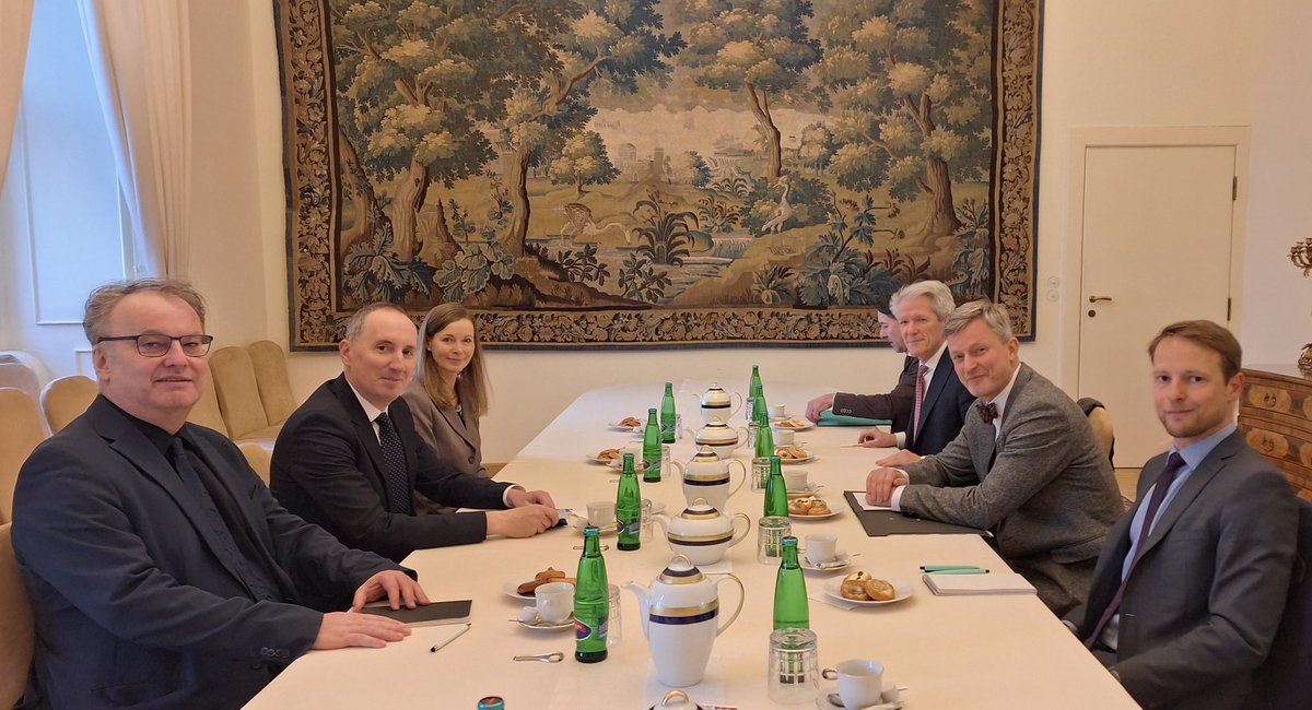 Sachsen und Tschechien sind wichtige Partner. Die Bereitschaft, gemeinsame  Beziehungen weiter zu strken, besttigten heute stellv. Auenminister Ji  Brodsk und Chef der @SachsenDe Andreas Handschuh, zustndig fr Europa und  internationale Beziehungen.