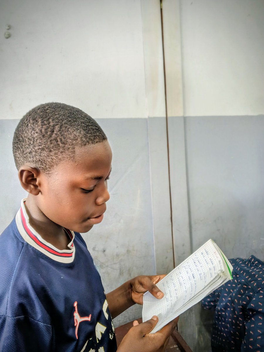 Le slam à l'école est ce moment où tout le système est suspendu à l'air, juste pour que le tempo de la créativité et du génie se joue. Et ce tempo c'est la poésie.