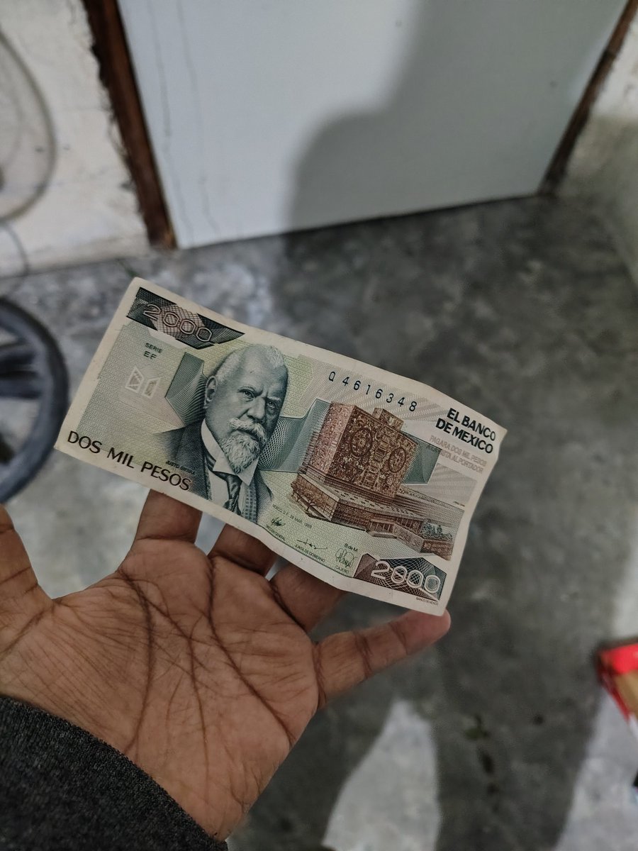 ¡Me encontré $2,000 pesos limpiando la casa! 🤑 ... El único problema es que son de los años 80. 😂
¿Creen que todavía me alcancé para un Gansito o ya de plano lo guardo para la colección? 🍫
#TesorosEncontrados #BilletesAntiguos #MemoriaMexicana