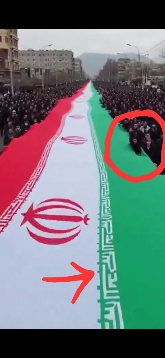 yakhmirza's tweet photo. حداقل بعد ساخت کلیپ‌هاتون با هوش مصنوعی یه نگاه بهش بندازید. 
طرف توی پرچمه!

از اونطرف هم الله‌اکبرهای حاشیه هم که به رسم‌الخط قانقولیا تبدیل شده 😅😅 https://t.co/cpU4BSOxsL