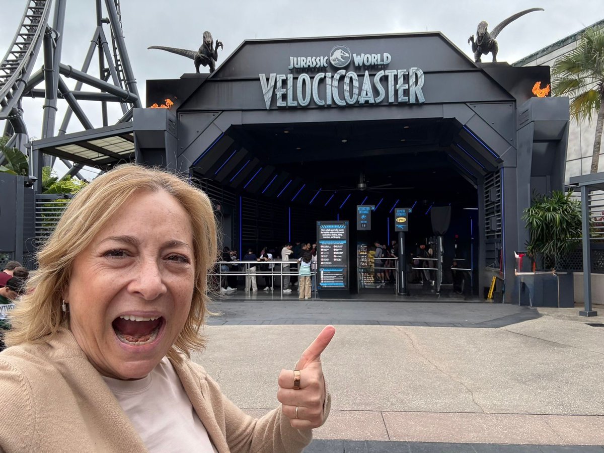 p_santilli's tweet photo. “¡Yo puedo, yo puedo, yo pude!” Me subí nomás a la que está indicada como la roller coaster más difícil: Velocicoaster. ¿Cuántas veces los negocios se parecen mucho a las rollercoasters? Demasiadas. Al final, cuando uno está del otro lado… la sensación es increíble. Es igual en los negocios. Enjoy the ride! Todo pasa. Solo dura unos minutos. Aguanta. Tú puedes.