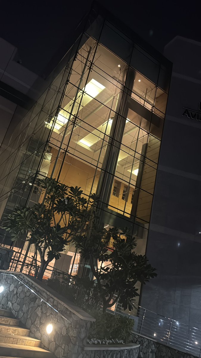 Ale_Savina's tweet image. Day 1 and Day 2 done and dusted! Lots of food for thoughts, practice and great scenario based training accompkished! One day off then off to BKK. #pilotlife #recurrenttraining #simulator #aviation