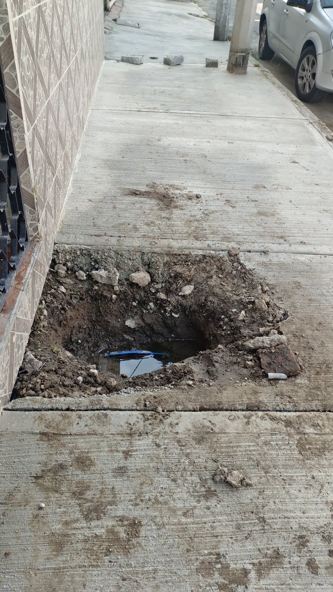 MILO_VARGAS's tweet photo. @IztacalcoAl con programa de reparación de banquetas en calle Sur 69, Col. @Viaducto_Piedad causando daño a llaves de seguridad de registro de agua. Tenemos más de 3 semanas con fuga de agua potable,sin reparación y con banquetas inconclusas @AztecaNoticias @nmas @AtencionSacmex https://t.co/k5NdLoSKuk