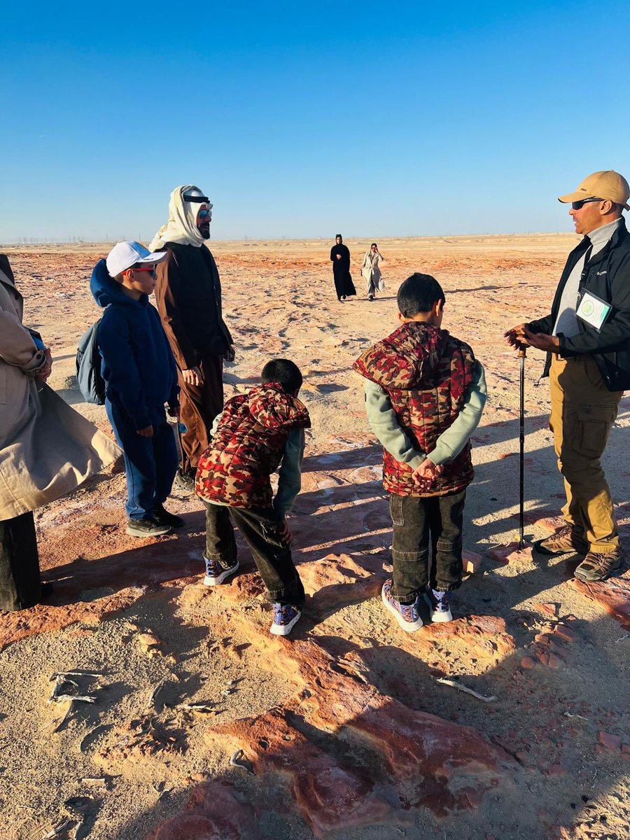 Fahdan's tweet image. جم عمرك لما دريت ان في صخور مهاجرة؟
مو الطيور والبشر بس يهاجرون..

المهم في جيوبارك الكويت عندهم جولات جيولوجية يشرحون التاريخ الجيولوجي والاثري للموقع بالصبية واللي هو اصلا كان مصب لأربع انهر (دجلة والفرات وقارون والحجاز) 

وفي منطقة اسمها "المريخ على سطح الارض"

تستحق الزيارة👌🏼