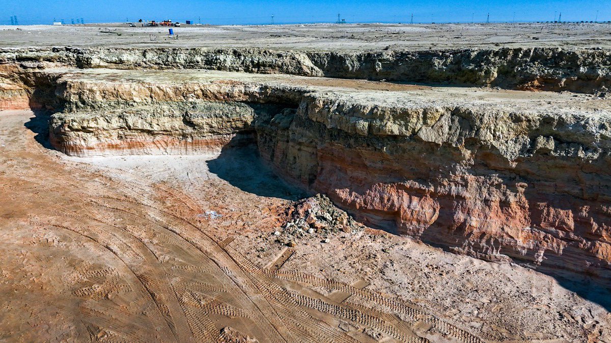 Fahdan's tweet image. جم عمرك لما دريت ان في صخور مهاجرة؟
مو الطيور والبشر بس يهاجرون..

المهم في جيوبارك الكويت عندهم جولات جيولوجية يشرحون التاريخ الجيولوجي والاثري للموقع بالصبية واللي هو اصلا كان مصب لأربع انهر (دجلة والفرات وقارون والحجاز) 

وفي منطقة اسمها "المريخ على سطح الارض"

تستحق الزيارة👌🏼