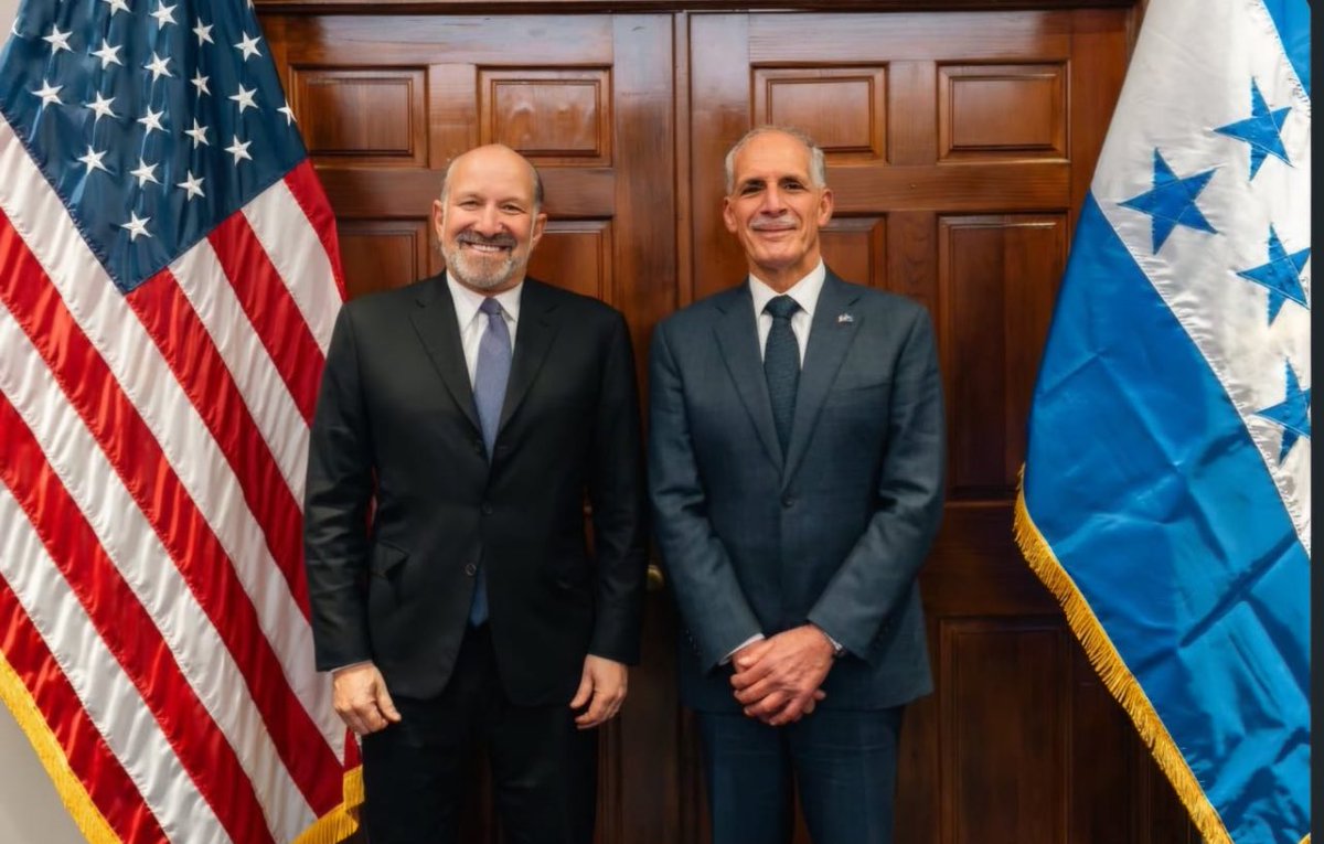 El secretario Howard Lutnick se reunió con el presidente electo <a href="/titoasfura/">Papi a la Orden</a> para discutir el fortalecimiento del comercio, la inversión y la cooperación económica entre 🇺🇸 y 🇭🇳. ¡Vamos a estar bien!