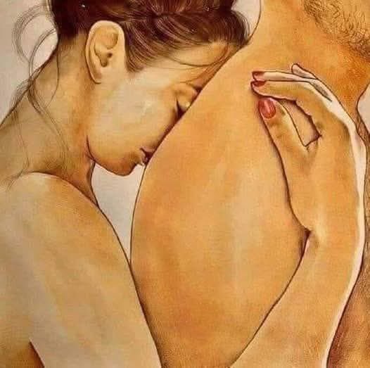 musicandsoularg's tweet photo. Nos enamoramos de 3 personas a lo largo de nuestra vida. Cada una llega por una razón específica. Déjame explicarte…

Nuestro primer amor
Suele ocurrir a una edad temprana y, con el tiempo, nos distanciamos o terminamos por las razones más tontas.

Cuando crecemos y maduramos, miramos atrás y pensamos que no fue amor.
Pero en realidad sí lo fue… fue amor según lo que sabíamos que era el amor en ese momento.
Siempre hay que recordar que existen distintas profundidades del amor.

Nuestro segundo amor, y este es el más duro…
Con esta persona sales herido.
Este amor nos enseña lecciones, nos hace aprender y nos vuelve más fuertes como individuos.
Incluye una gran cantidad de dolor, traición, abuso, mentiras y daño emocional.

Pero, lo creas o no, es con este amor donde más crecemos.
Aquí nos damos cuenta de lo que realmente sabemos sobre el amor y de lo que no sabemos.

Entonces levantamos muros, porque nos volvemos extremadamente protectores con nuestro futuro en las relaciones.
De forma natural, nos cerramos, nos volvemos desconfiados, muy cuidadosos y un poco asustados.
Pero ahora sabemos exactamente qué queremos en una pareja y qué definitivamente no queremos.

Nuestro tercer y último amor
Este llega de la nada. Sin advertencia. Sin señales.
No sales a buscarlo; en realidad, te encuentra a ti.
Puedes levantar todos los muros del mundo, y aun así caerán tan rápido como los construiste.

Te descubres cuidando de esa persona sin siquiera intentarlo.
No se parece en nada a tu “tipo” habitual, pero te pierdes cuando miras sus ojos.
No ves defectos; ves imperfecciones perfectas.
Te descubres contándole todo sobre ti y sobre lo que te ha convertido en la persona que eres hoy.

Quieres una vida con esa persona.
Quieres bailes lentos en la cocina, caminatas por la playa bajo un cielo estrellado,
quieres casarte con ella y tener hijos hermosos que se parezcan perfectamente a ambos.

Y cada noche, cuando cierras los ojos antes de dormir,
te descubres rezándole a Dios y agradeciéndole por las razones
por las que nunca funcionó con nadie más.