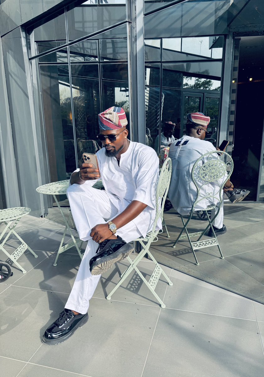 ArakurinS's tweet photo. Adebamidele ọmọ ìdílé Adé, 👑
ẹni tí ọlá àti ìwa ọba yí ká.
Kí ìbùkún yí ọ ká, kí ọgbọ́n tọ́ ọ lọ,
kí àánú Ọlọ́run máa bá ọ sọ̀rọ̀ ní gbogbo ìgbà.

Ase 🙏
📸 @teasebaeby 

#explore #men #yoruba 
#fyp #ootd #trending https://t.co/iJRvmCttEN