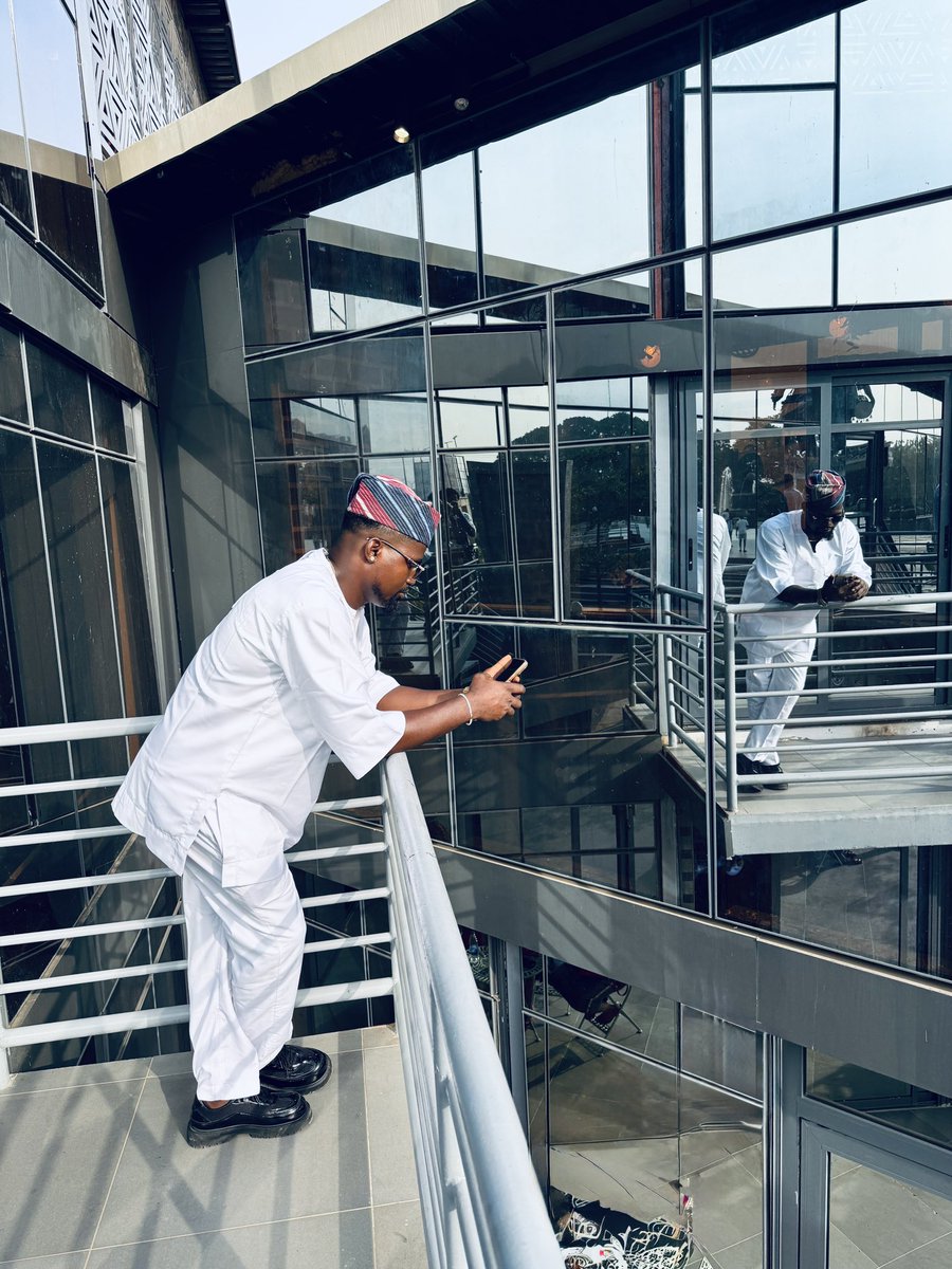 ArakurinS's tweet photo. Adebamidele ọmọ ìdílé Adé, 👑
ẹni tí ọlá àti ìwa ọba yí ká.
Kí ìbùkún yí ọ ká, kí ọgbọ́n tọ́ ọ lọ,
kí àánú Ọlọ́run máa bá ọ sọ̀rọ̀ ní gbogbo ìgbà.

Ase 🙏
📸 @teasebaeby 

#explore #men #yoruba 
#fyp #ootd #trending https://t.co/iJRvmCttEN