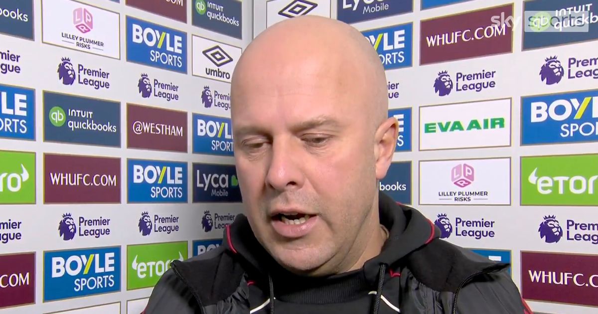 ChelfcAbby's tweet photo. 🚨💣 JUST IN: ARNE SLOT FIRES SHOTS WITHOUT AIMING AHEAD OF LIVERPOOL GAME TONIGHT.

🎙️ Reporter: “In just one week, Enzo Maresca and Rúben Amorim have both been sacked. Do you feel any pressure?”
🗣️ Arne Slot:
“We are the current champions of England. People shouldn’t forget that so quickly.”
🎙️ Reporter: “Given the recent results, do you think your job could be at risk?”
🗣️ Slot:
“Some managers stay at their clubs for six or seven seasons without winning any major trophy, yet the club continues to believe in the ‘process’.
We won the Premier League just last season.”
🎙️ Reporter: “Are you referring to Arsenal manager, Mikel Arteta?”
🗣️ Slot:
“I never mentioned any names. Please don’t put me in trouble.” 😭💀