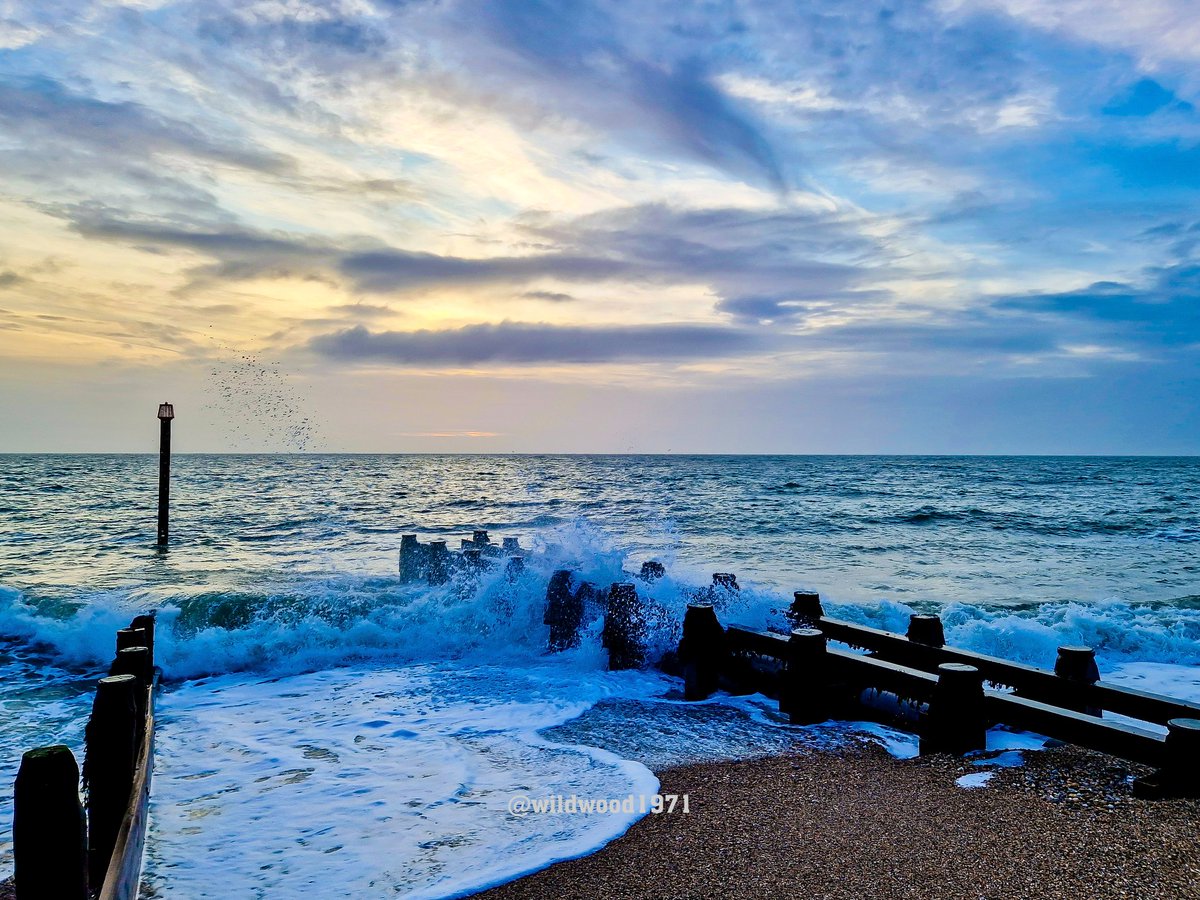 Wandering all the seawall this morning looking for inspiration ,then the clouds briefly  broke and there it was x
<a href="/PONewsHub/">PO Hub</a> <a href="/ExpSussex/">ExperienceSussex</a> <a href="/ThePhotoHour/">#ThePhotoHour</a> <a href="/StormHour/">#StormHour</a> <a href="/BBCSouthWeather/">BBCSouthWeather</a> <a href="/itvmeridian/">ITV News Meridian</a> <a href="/AlexisGreenTV/">Alexis Green</a> <a href="/HollyJGreen/">Holly Green - Weather Presenter</a> <a href="/PhilippaDrewITV/">Philippa Drew</a>