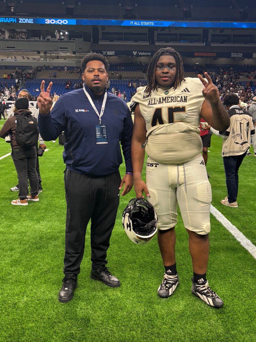 Coach_KHolloway's tweet photo. Thank you ⁦@AABonNBC⁩ for allowing me the opportunity to participate in the coaches program and support ⁦@13saxxx⁩ in the Navy All American game. #EaglesElevate 💜💛🦅 https://t.co/iDGrMgj6SS