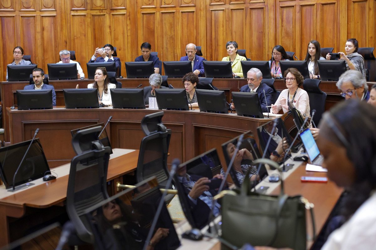 Parlatino_org's tweet photo. Diálogo ciencia-política en América Latina aborda la Modificación de la Radiación Solar 

Santiago de Chile, 09/01/2026. El presidente del PARLATINO, diputado Rolando González Patricio, participó como invitado en el Diálogo Ciencia-Política de América Latina sobre Modificación de la Radiación Solar (SRM) que tuvo lugar en Santiago de Chile.

Los científicos intervinieron para presentar la SRM, en diversos escenarios, como una alternativa de la geoingeniería al calentamiento global acelerado que contribuiría a aplazar el punto de no retorno de la crisis climática a escala planetaria. A su vez, desde el ejercicio político se insistió en la necesidad de que la investigación científica aporte más elementos que permitan disminuir el margen de incertidumbre que hoy acompaña la posibilidad de implementar la SRM, dados sus potenciales riesgos de diversa índole. Ha sido relevante el desarrollo del diálogo ciencia política como necesidad y como camino a seguir.

En el contexto del debate, afloró consenso en torno a los principios que deber regir tanto la investigación como la hipotética implementación de la SRM. Se abogó por la consolidación de normas voluntarias nacionales y regionales para la investigación científica en materia climática, y por la articulación de una agenda climática regional no fragmentada.

Este intercambio fue propicio para presentar la potencial contribución de la Alianza Parlamentaria para la Acción Climática y la Transición Justa (APACTJ), que impulsa el PARLATINO, como plataforma de articulación e integración multiactores a escalas regionales y global. Esta iniciativa fue recibida como relevante para el diseño de una hoja de ruta.

Fotos cortesía: Senado de Chile.

Nota: https://t.co/5f9e1hwz2V