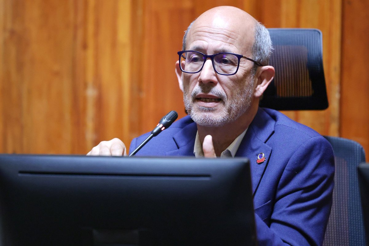 Parlatino_org's tweet photo. Diálogo ciencia-política en América Latina aborda la Modificación de la Radiación Solar 

Santiago de Chile, 09/01/2026. El presidente del PARLATINO, diputado Rolando González Patricio, participó como invitado en el Diálogo Ciencia-Política de América Latina sobre Modificación de la Radiación Solar (SRM) que tuvo lugar en Santiago de Chile.

Los científicos intervinieron para presentar la SRM, en diversos escenarios, como una alternativa de la geoingeniería al calentamiento global acelerado que contribuiría a aplazar el punto de no retorno de la crisis climática a escala planetaria. A su vez, desde el ejercicio político se insistió en la necesidad de que la investigación científica aporte más elementos que permitan disminuir el margen de incertidumbre que hoy acompaña la posibilidad de implementar la SRM, dados sus potenciales riesgos de diversa índole. Ha sido relevante el desarrollo del diálogo ciencia política como necesidad y como camino a seguir.

En el contexto del debate, afloró consenso en torno a los principios que deber regir tanto la investigación como la hipotética implementación de la SRM. Se abogó por la consolidación de normas voluntarias nacionales y regionales para la investigación científica en materia climática, y por la articulación de una agenda climática regional no fragmentada.

Este intercambio fue propicio para presentar la potencial contribución de la Alianza Parlamentaria para la Acción Climática y la Transición Justa (APACTJ), que impulsa el PARLATINO, como plataforma de articulación e integración multiactores a escalas regionales y global. Esta iniciativa fue recibida como relevante para el diseño de una hoja de ruta.

Fotos cortesía: Senado de Chile.

Nota: https://t.co/5f9e1hwz2V