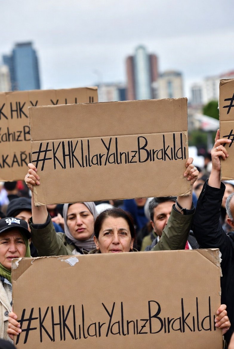 Bu kadar yıl susan herkes şunu bilmeli:
Sessizlik tarafsızlık değildir.
Sessizlik, haksızlığın yanında durmaktır.
#KHKlılarYalnızBırakıldı
