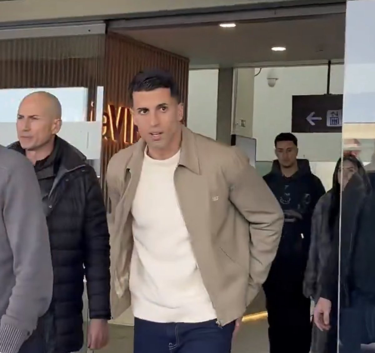 BarcaUniversal's tweet image. 🚨 BREAKING: João Cancelo has arrived in Barcelona.
