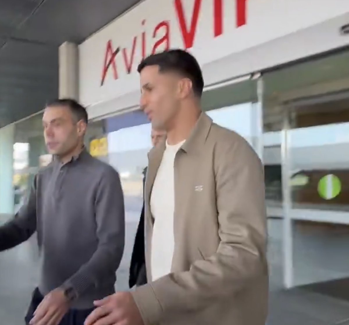 BarcaUniversal's tweet image. 🚨 BREAKING: João Cancelo has arrived in Barcelona.