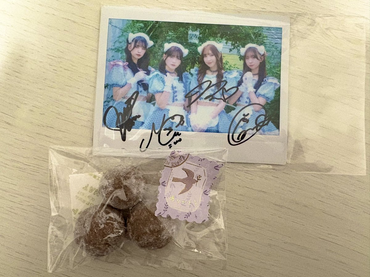 tws_ayano's tweet photo. サイン入りチェキが当たった🌟
ちひろちゃんお菓子ありがとう〜！ちひろちゃんも当たっててびっくりだったね(笑) https://t.co/4PWZXnvOcY