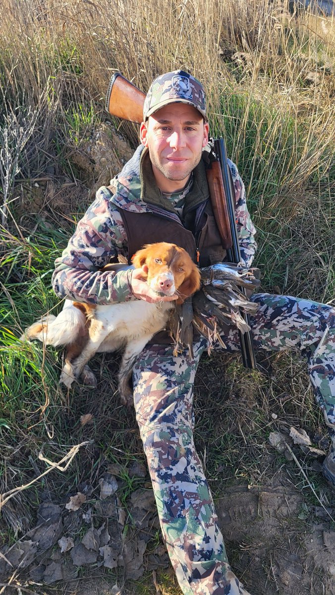 <a href="/Pacus911/">Pacus 3.0</a> junto a su cachorra Siba. Parece que hace algo más que cazar con los hurones. 

#cazadoresenyoutube #caza