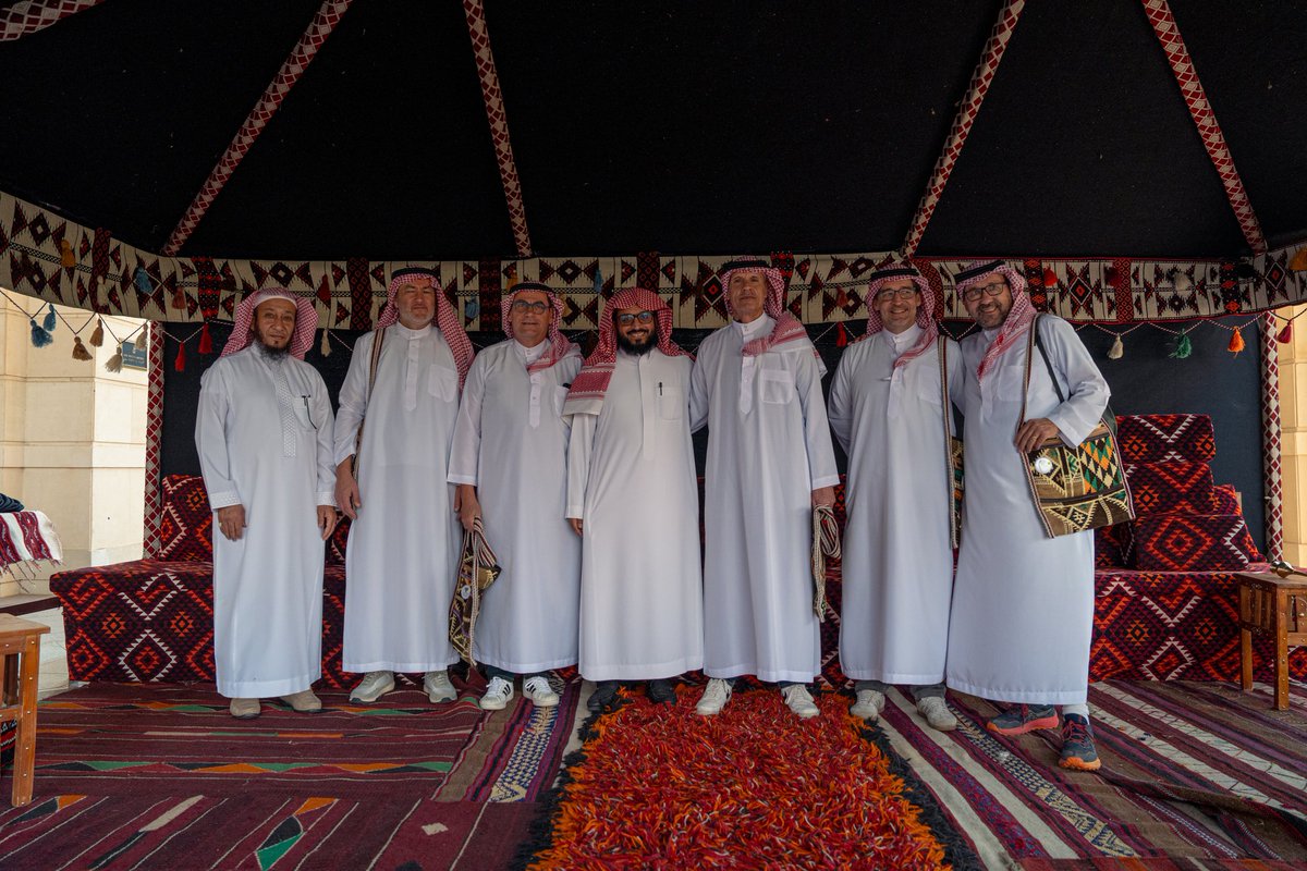 نفّذت #هدية_عالم برنامج اليوم الثقافي السعودي في مدينة جدة، بمشاركة نخبة من الطواقم الإدارية والفنية والإعلامية والطبية، إلى جانب رعاة نادي #برشلونة الإسباني، وذلك في إطار دورها في تقديم رسالتها الثقافية وقيم الإسلام السمحة للزوار والرياضيين.