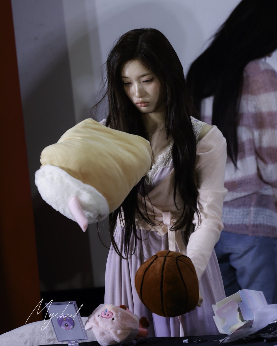 mychael7235's tweet image. 260111 IVE TPE FANSIGN

여신과 바보는 종이 한 장 차이다

#IVE #아이브
#LEESEO #이서