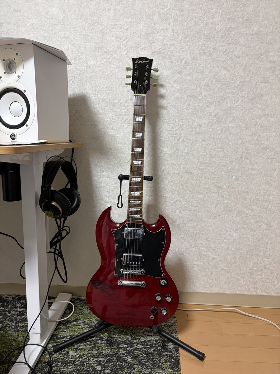 ギタースタンド買うなんて何年振り。これでギターがようやく設置できる🎸