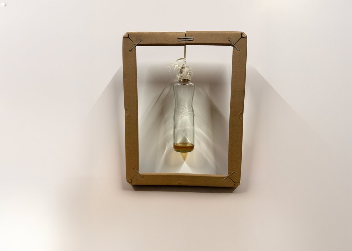g_mendes's tweet photo. Suspensa entre o que foi e o que resta, a última gota de licor de maçã com um toque de canela transforma-se em silêncio e luz. Não é bebida, é vestígio: memória líquida de um gesto que já passou, preservada no vidro para que o efémero aprenda a durar. https://t.co/oWOYiJndwI