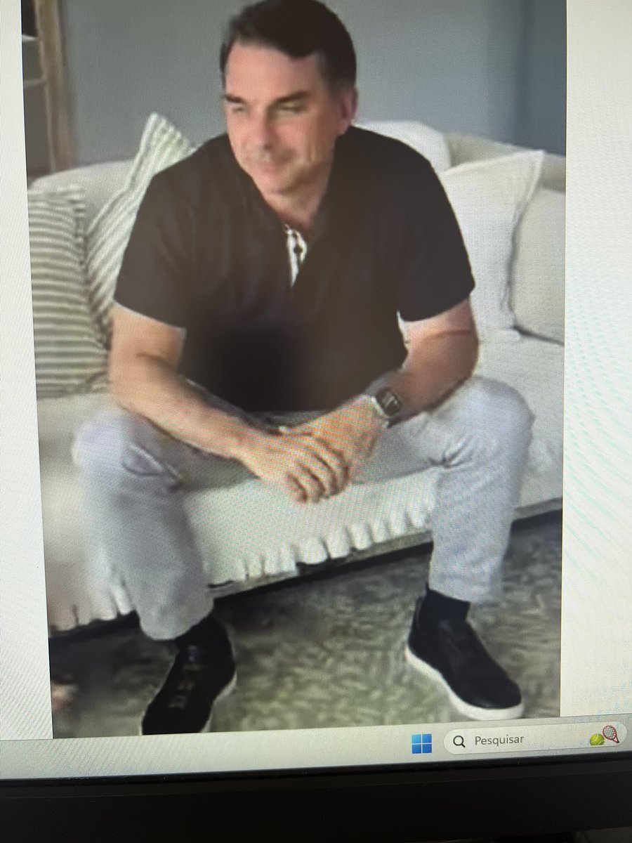 HaroldoValadao's tweet image. Camisa Burberry: 2.500 reais; Tênis Zegna: 8.700 reais. Este é o cara, que sempre foi político, que ficou rico através da política, mas que vai lutar contra o sistema político, viu abestados? Vai vendo…