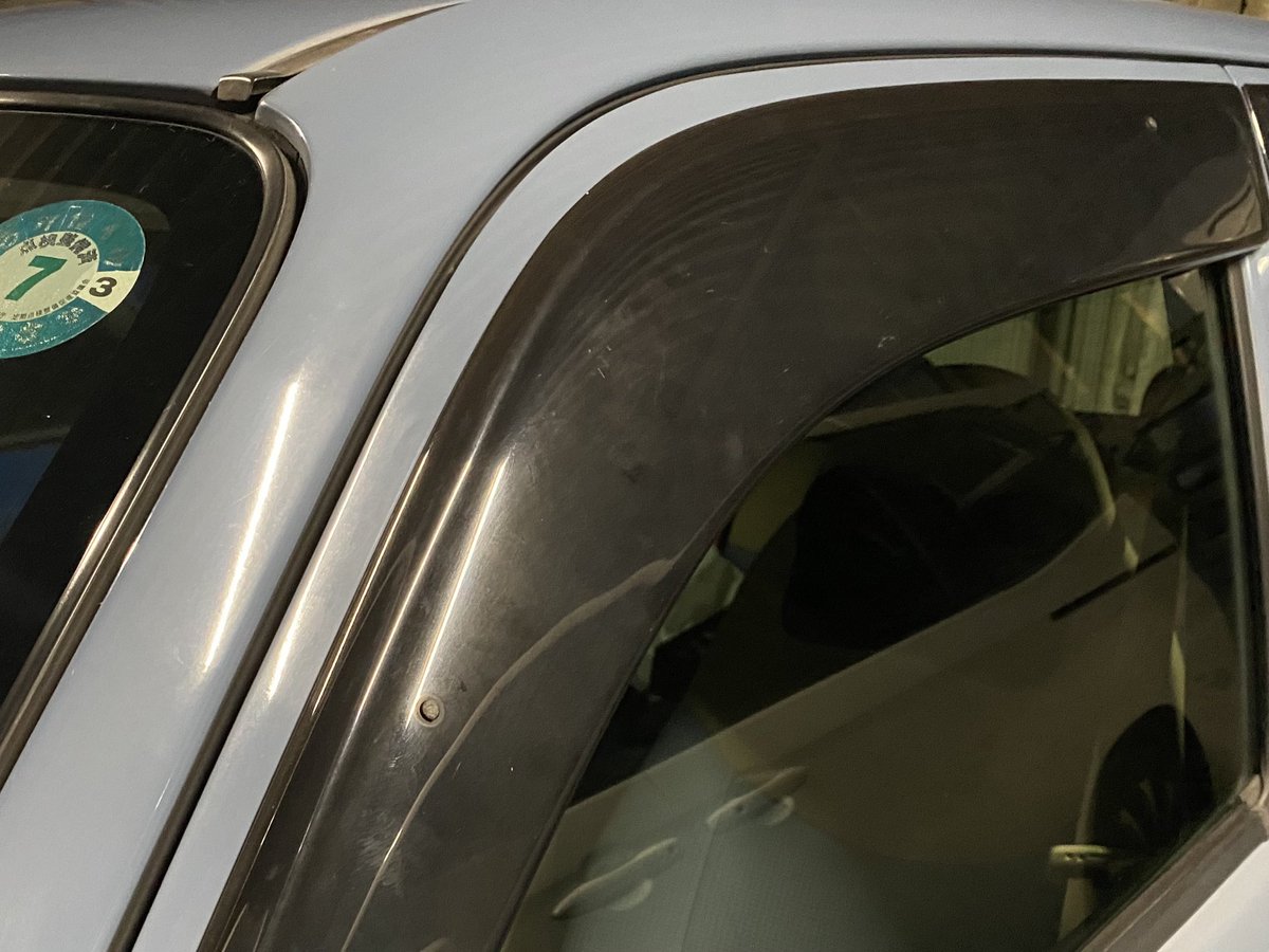 あとは、ゴムが切れちゃってた運転席側のウェザーストリップを交換して