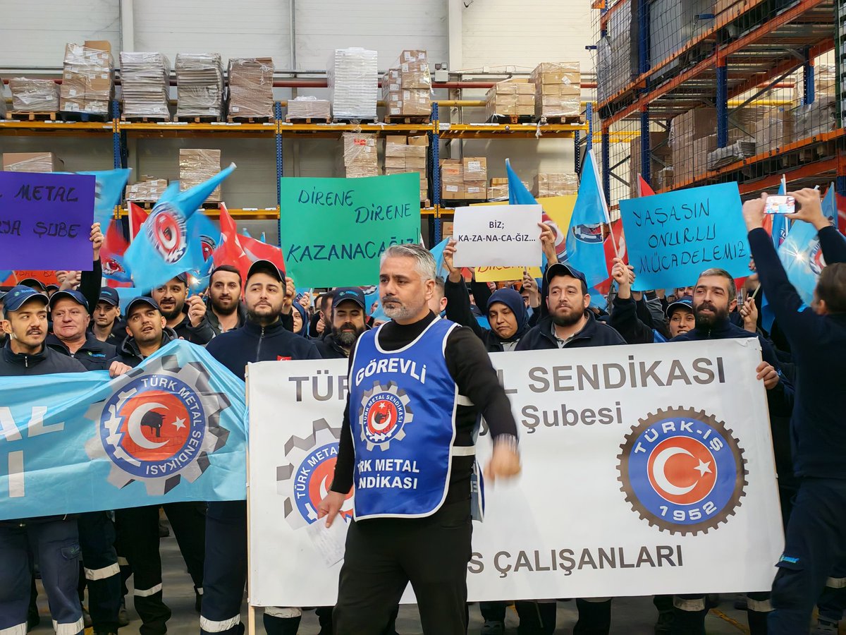 Şubemize bağlı işyerlerimizde çalışan üyelerimiz ile birlikte 08:00-16:00 Vardiya Çıkışında MESS ‘in Uzlaşmaz Tutumuna karşı Alkış ve Slogan eylemimizi gerçekleştirdik. 
#TÜRKMETALSENDİKASI
#TÜRKMETALSENDİKASISAKARYAŞUBESİ