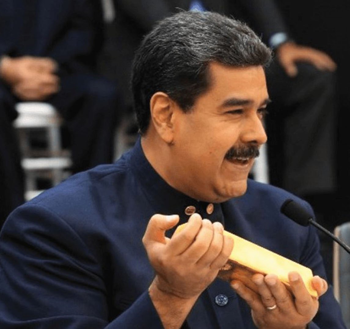 LajeAntonio's tweet image. La revolución en 3 Imágenes 

El Hijo de Maduro en el casino de Mónaco con un Ferrari dorado

La hija de Chávez volando en privado y con mas de 4000 millones escondidos por el mundo

Maduro que acaban de incautarle 113 toneladas de oro

Si eres pobre y comunista sos pelotudo