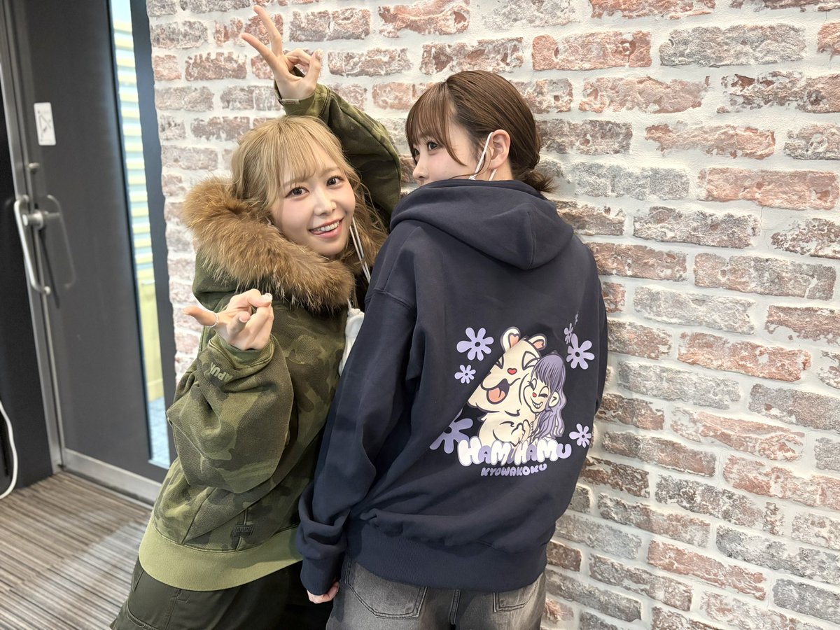 はじまるよー！！ ゆいちゃんがハムハム共和国パーカーとハムカツ持っ