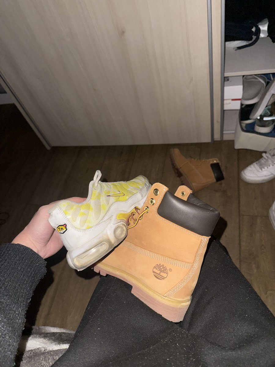 No sé que es mejor si levantarme y tener estas piernas o tener este par de zapatillas para pasármelo bien con vosotras💸🧎🐷