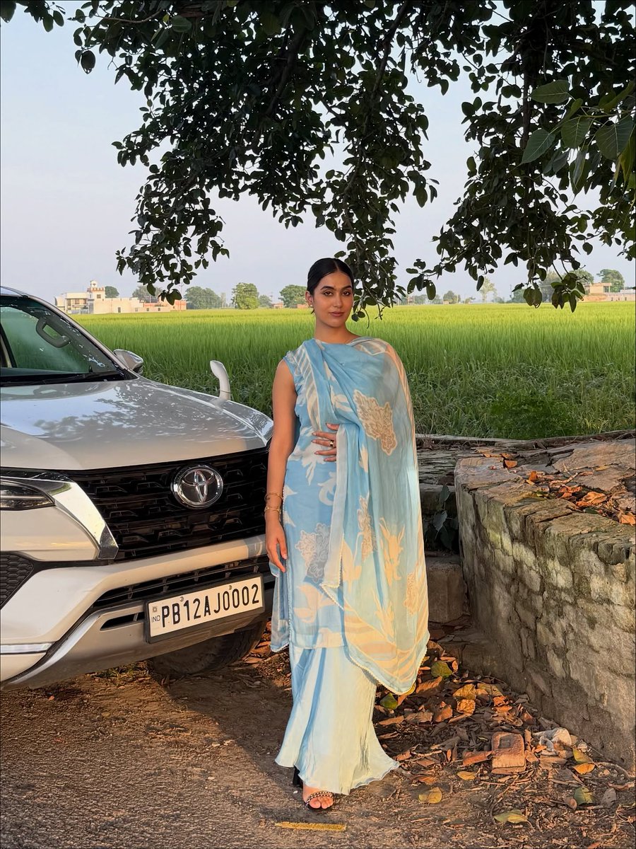 OmarFesha's tweet photo. Embracing the warmth of summer in India with style Feeling grateful for sunny days and vibrant traditions

#SummerInIndia #DesiVibes #TraditionalWear #SummerStyle #IndianFashion #NatureLover #Sunshine #Grateful #BeautifulIndia https://t.co/dcakUDwFPX