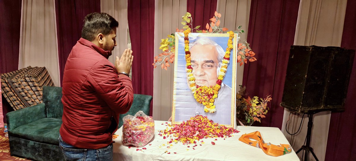SakshitMehrotra's tweet photo. #late_post
भारत रत्न' पूर्व प्रधानमंत्री स्वर्गीय श्री अटल बिहारी वाजपेई जी की 101 वी जन्म जयंती के अवसर पर विभिन्न कार्यक्रमों में पहुंचकर श्रद्धांजलि अर्पित की ।
डॉ साक्षित मेहरोत्रा (मानद उपाधि से सम्मानित)
सुप्रसिद्ध समाजसेवक 🙏🏻
राष्ट्रीय महामंत्री - वांछित फाउंडेशन https://t.co/wzXRjUy0Lp