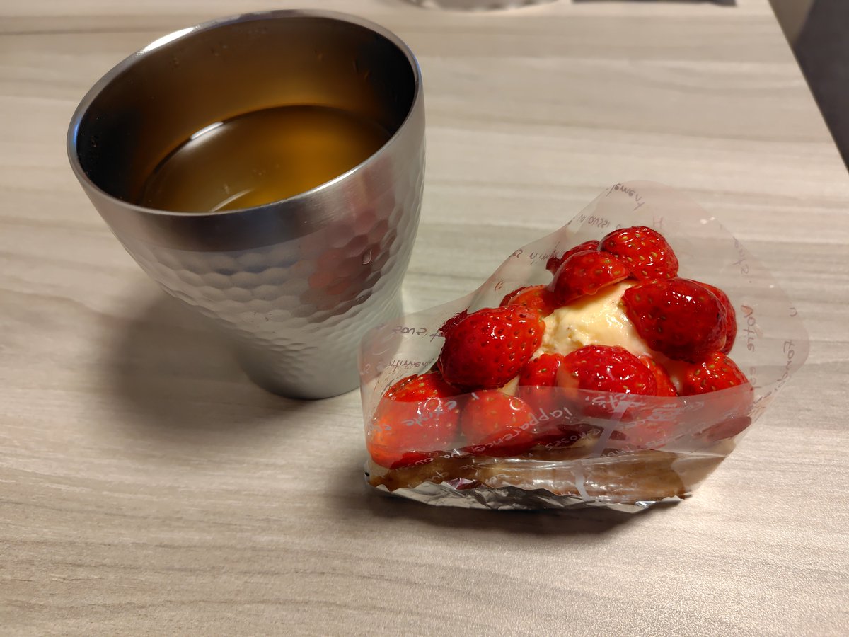 Cafe A plusさんのいちごタルト、苺爆盛でぶちうめえ。
デザートのつもりで買ったのに、潰れてたせいで完全に夜食。 