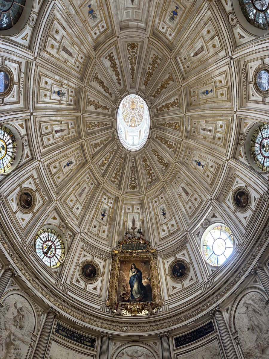 quevedoking's tweet image. En la catedral de Sevilla por primera vez… me quedo de piedra