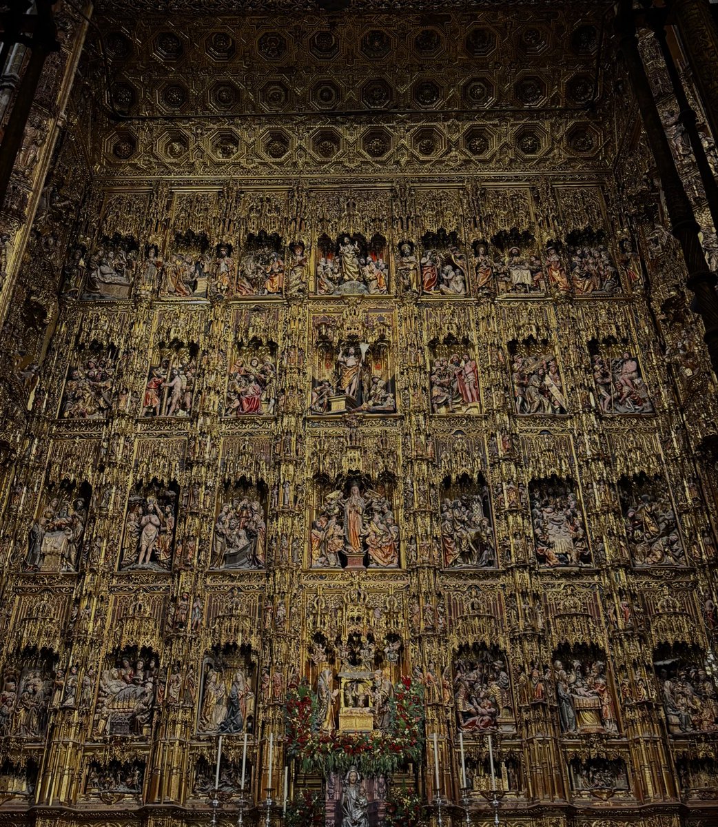 quevedoking's tweet image. En la catedral de Sevilla por primera vez… me quedo de piedra