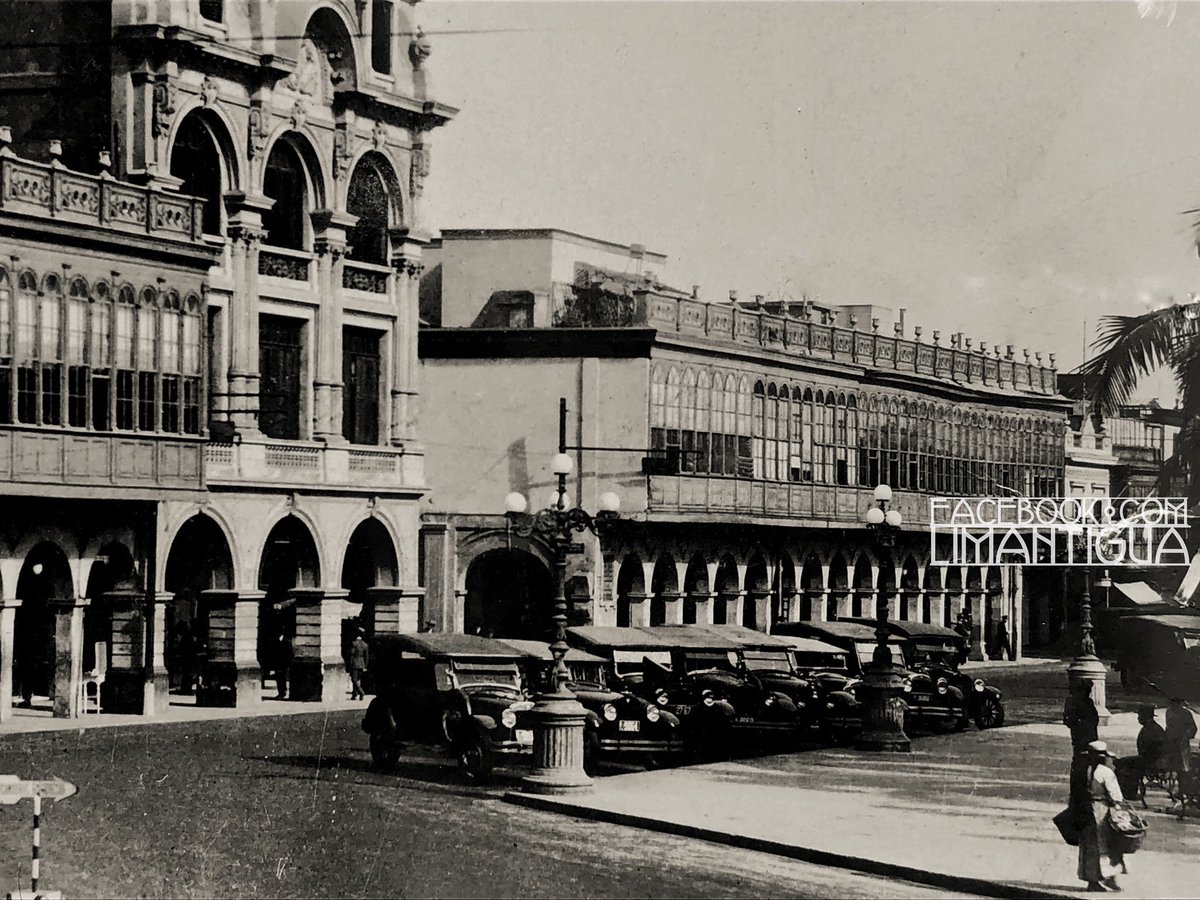 limantigua's tweet photo. Automóviles estacionados en la Plaza de Armas de Lima, allá por los años 20.
Vemos atrás parte del Portal de Botoneros y el edificio de la Casa Comercial Oechsle.
Colección Lima Antigua
#coleccionlimantigua #vladimirvelasquez #Oechsle #limantigua #casaoechsle https://t.co/ldx2pEieGY