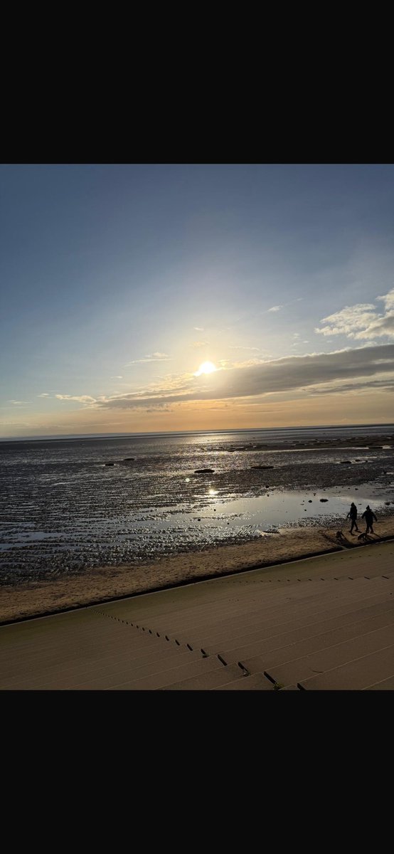 lucyEnuttall's tweet photo. Lytham with my little fam 🤍❄️ https://t.co/RSZTyrbtYb