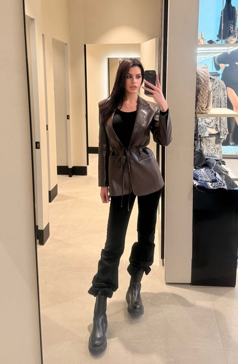 RosettaBartola1's tweet photo. Che stile top🥰🌸#fiorde #Antonella https://t.co/aQL4I7baoB