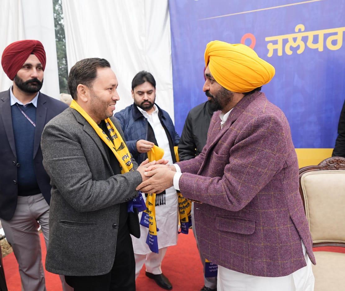 SodhiStu's tweet photo. ਹਲਕਾ ਵਿਧਾਇਕ ਇੰਦਰਜੀਤ ਕੌਰ ਮਾਨ ਦਾ ਵਿਰੋਧੀਆਂ ਨੂੰ ਵੱਡਾ ਝਟਕਾ-
 CM ਭਗਵੰਤ ਸਿੰਘ ਦੀ ਹਾਜ਼ਰੀ 'ਚ , ਕੌਂਸਲਰ ਰਮੇਸ਼ ਸੋਧੀ ,ਅਮਰਜੀਤ ਸਿੰਘ ਸ਼ੇਰਪੁਰ , ਰਵੀ ਬਸਰਾ ਅਤੇ ਰਾਜਾ ਭਰਥ ਨੂੰ ਕੀਤਾ 'ਆਪ' ਵਿੱਚ ਸ਼ਾਮਲ ।
#nakodarnews #Aamaadmipartypunjab #jagbaninews #akalidalamritsar #CMBhagwantMann # mlanakodar. https://t.co/OJF69z3bvH