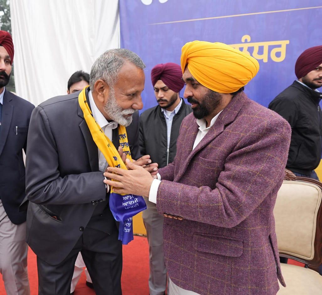 SodhiStu's tweet photo. ਹਲਕਾ ਵਿਧਾਇਕ ਇੰਦਰਜੀਤ ਕੌਰ ਮਾਨ ਦਾ ਵਿਰੋਧੀਆਂ ਨੂੰ ਵੱਡਾ ਝਟਕਾ-
 CM ਭਗਵੰਤ ਸਿੰਘ ਦੀ ਹਾਜ਼ਰੀ 'ਚ , ਕੌਂਸਲਰ ਰਮੇਸ਼ ਸੋਧੀ ,ਅਮਰਜੀਤ ਸਿੰਘ ਸ਼ੇਰਪੁਰ , ਰਵੀ ਬਸਰਾ ਅਤੇ ਰਾਜਾ ਭਰਥ ਨੂੰ ਕੀਤਾ 'ਆਪ' ਵਿੱਚ ਸ਼ਾਮਲ ।
#nakodarnews #Aamaadmipartypunjab #jagbaninews #akalidalamritsar #CMBhagwantMann # mlanakodar. https://t.co/OJF69z3bvH