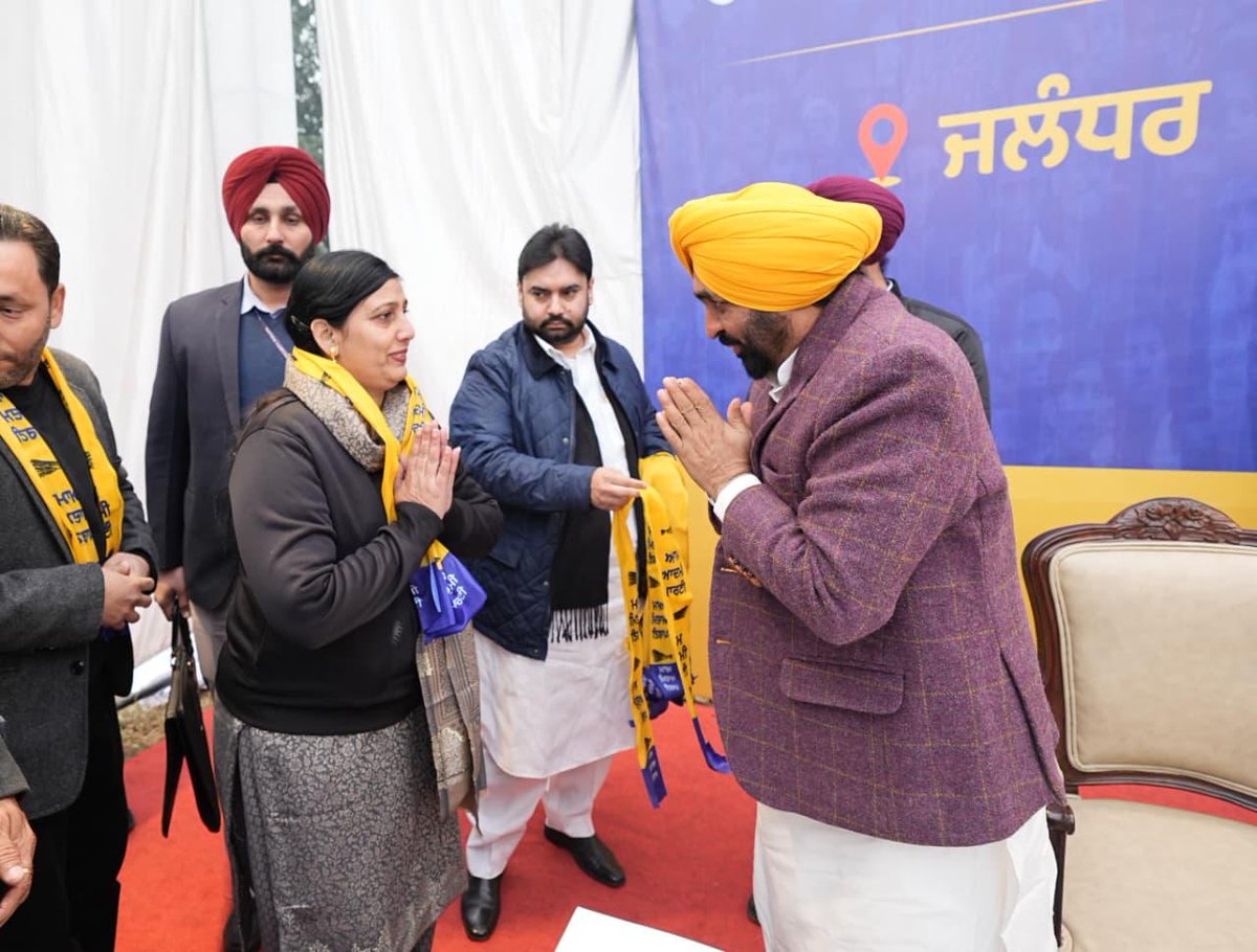 SodhiStu's tweet photo. ਹਲਕਾ ਵਿਧਾਇਕ ਇੰਦਰਜੀਤ ਕੌਰ ਮਾਨ ਦਾ ਵਿਰੋਧੀਆਂ ਨੂੰ ਵੱਡਾ ਝਟਕਾ-
 CM ਭਗਵੰਤ ਸਿੰਘ ਦੀ ਹਾਜ਼ਰੀ 'ਚ , ਕੌਂਸਲਰ ਰਮੇਸ਼ ਸੋਧੀ ,ਅਮਰਜੀਤ ਸਿੰਘ ਸ਼ੇਰਪੁਰ , ਰਵੀ ਬਸਰਾ ਅਤੇ ਰਾਜਾ ਭਰਥ ਨੂੰ ਕੀਤਾ 'ਆਪ' ਵਿੱਚ ਸ਼ਾਮਲ ।
#nakodarnews #Aamaadmipartypunjab #jagbaninews #akalidalamritsar #CMBhagwantMann # mlanakodar. https://t.co/OJF69z3bvH