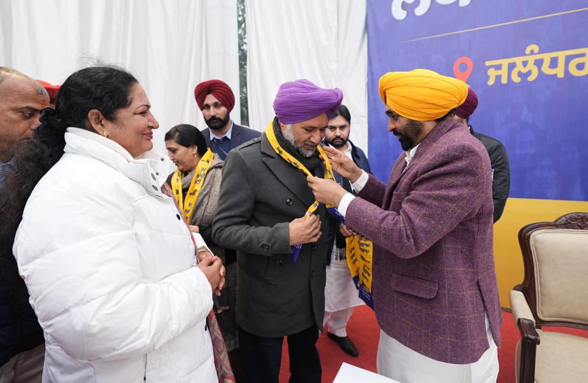 SodhiStu's tweet photo. ਹਲਕਾ ਵਿਧਾਇਕ ਇੰਦਰਜੀਤ ਕੌਰ ਮਾਨ ਦਾ ਵਿਰੋਧੀਆਂ ਨੂੰ ਵੱਡਾ ਝਟਕਾ-
 CM ਭਗਵੰਤ ਸਿੰਘ ਦੀ ਹਾਜ਼ਰੀ 'ਚ , ਕੌਂਸਲਰ ਰਮੇਸ਼ ਸੋਧੀ ,ਅਮਰਜੀਤ ਸਿੰਘ ਸ਼ੇਰਪੁਰ , ਰਵੀ ਬਸਰਾ ਅਤੇ ਰਾਜਾ ਭਰਥ ਨੂੰ ਕੀਤਾ 'ਆਪ' ਵਿੱਚ ਸ਼ਾਮਲ ।
#nakodarnews #Aamaadmipartypunjab #jagbaninews #akalidalamritsar #CMBhagwantMann # mlanakodar. https://t.co/OJF69z3bvH