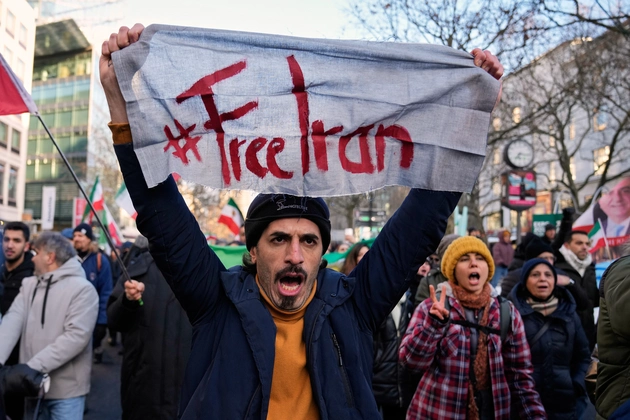 metinsolmaz's tweet photo. İran'da devlet halkı öldürüyor.

İran'da sessizlik var. Çünkü dijital karartma var. Telefonlar, internet çalışmıyor. Ses çıkarın. #IranRevolution2026 #IranProtests2026 #FreeIran2026 https://t.co/GhHgGKQjuI