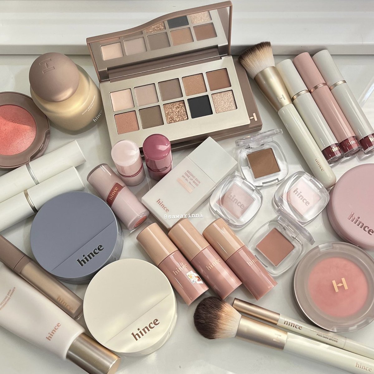 Sawarinni's tweet image. เอาจริงนี่คิดว่าคนรู้จัก hince จากลิป &amp;amp; บาล์ม แต่ไลน์เมคอัพของ hince หลายตัวคือใช้ดีมากก รู้ตัวอีกเรามีเมคอัพของ hince เยอะมากกก คัดทุกไอเทมที่ได้ไปต่อในปี 2026 มาฝากงับ 🌟